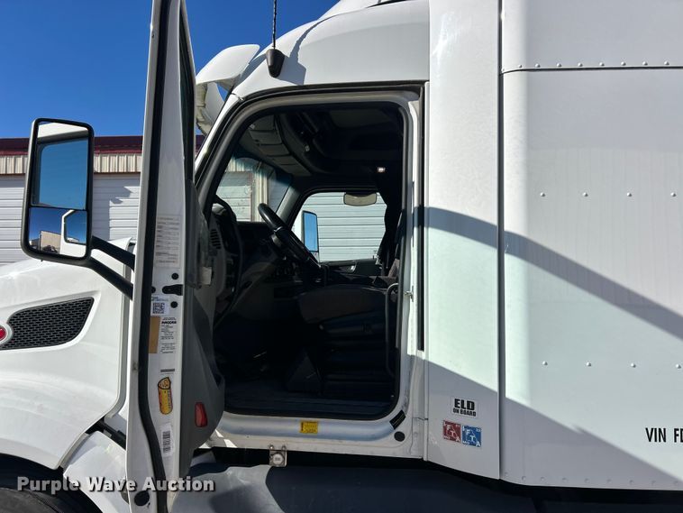 image for item ET6862 2015 Peterbilt 579 semi truck