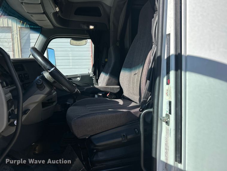 image for item ET6862 2015 Peterbilt 579 semi truck