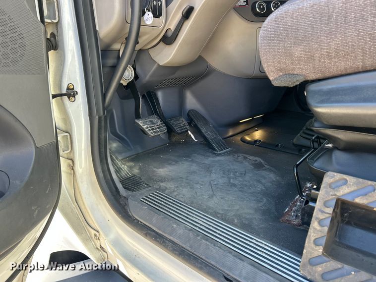 image for item ET6862 2015 Peterbilt 579 semi truck