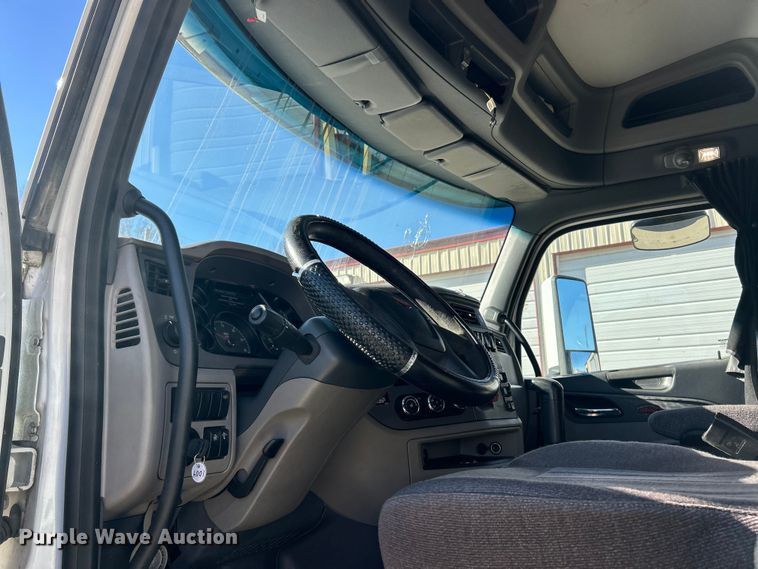 image for item ET6862 2015 Peterbilt 579 semi truck