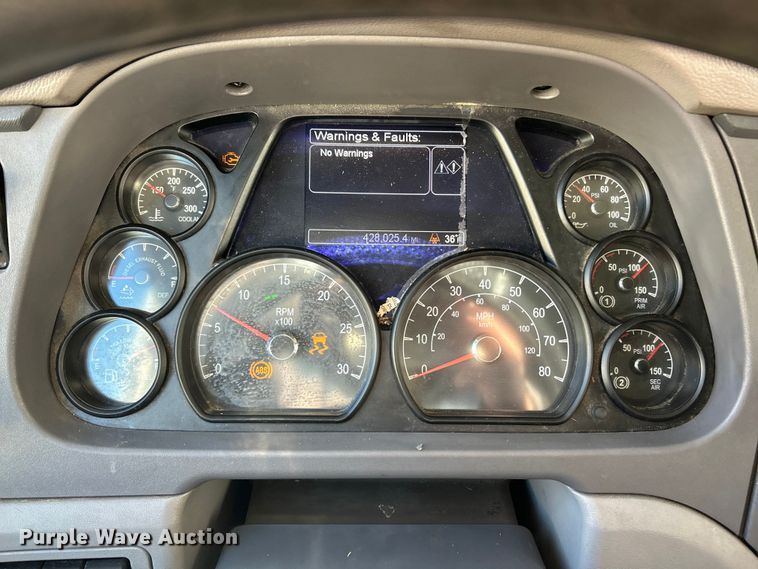 image for item ET6862 2015 Peterbilt 579 semi truck