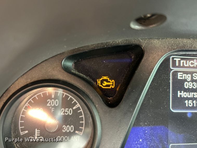 image for item ET6862 2015 Peterbilt 579 semi truck