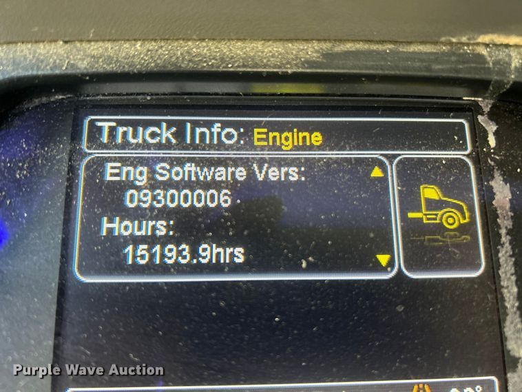 image for item ET6862 2015 Peterbilt 579 semi truck