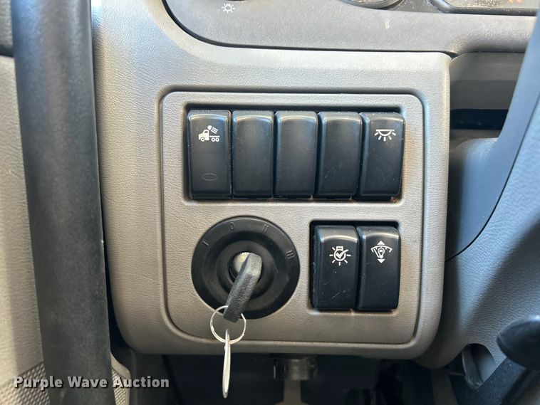 image for item ET6862 2015 Peterbilt 579 semi truck