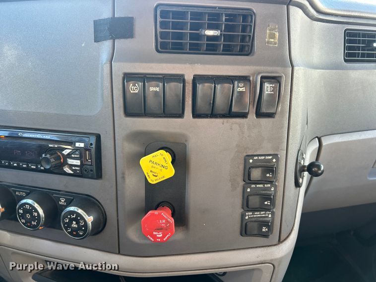 image for item ET6862 2015 Peterbilt 579 semi truck