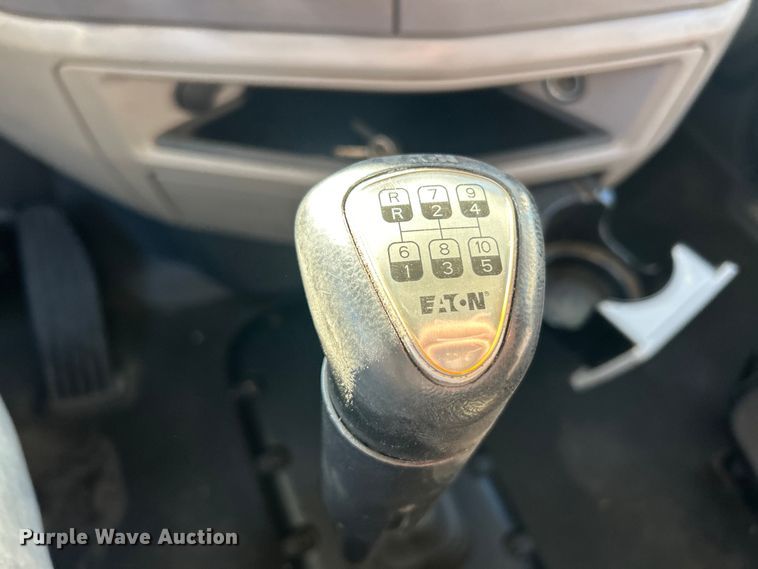 image for item ET6862 2015 Peterbilt 579 semi truck