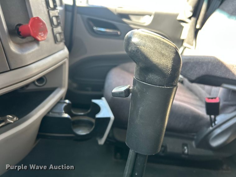 image for item ET6862 2015 Peterbilt 579 semi truck