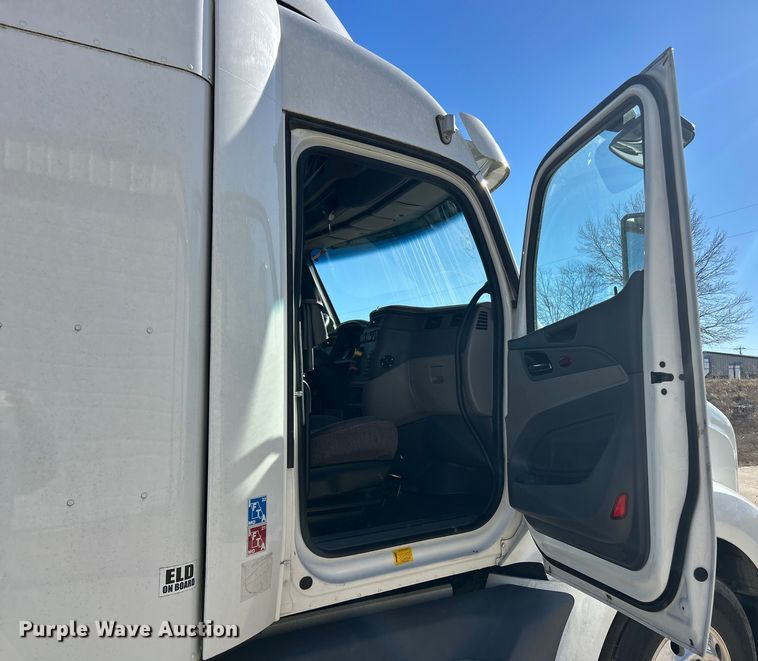 image for item ET6862 2015 Peterbilt 579 semi truck