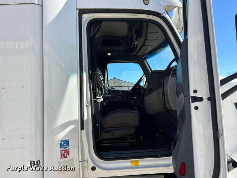 image for item ET6862 2015 Peterbilt 579 semi truck