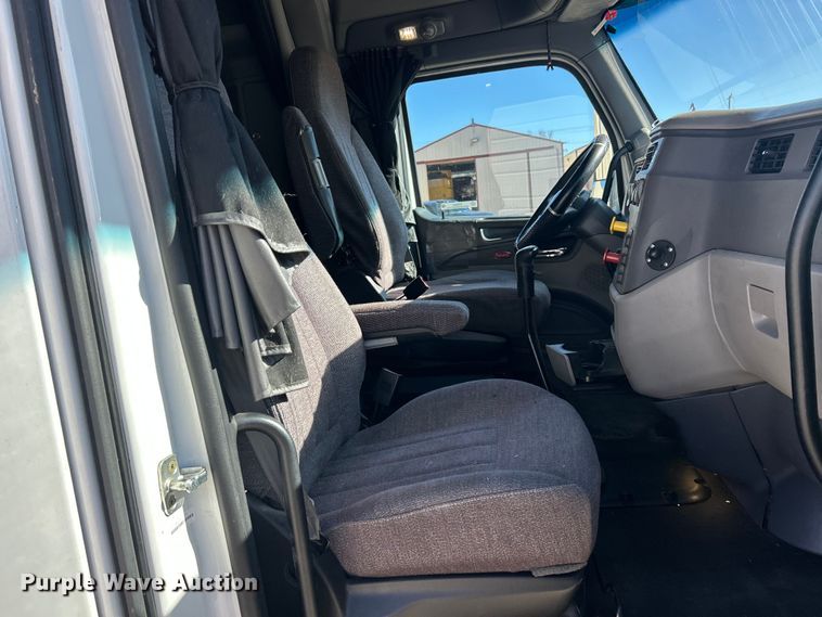 image for item ET6862 2015 Peterbilt 579 semi truck