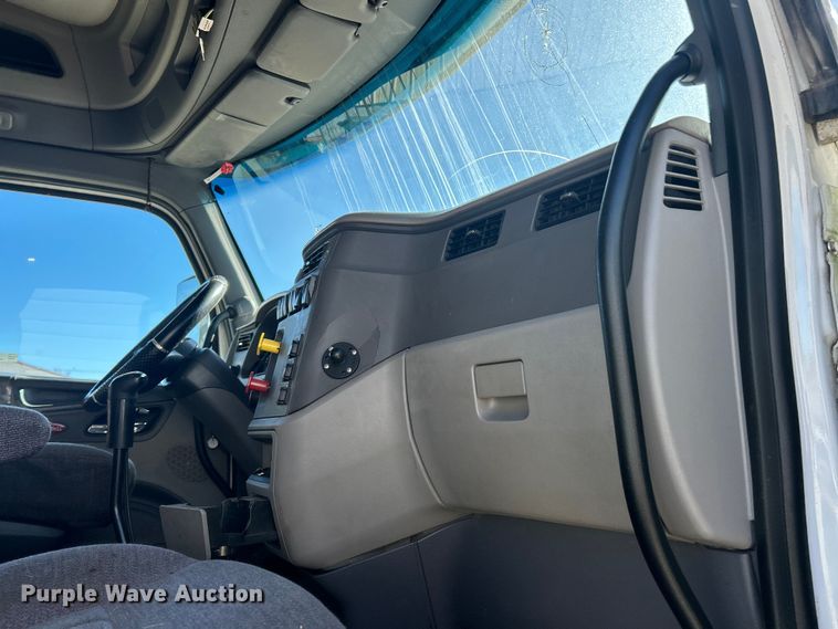 image for item ET6862 2015 Peterbilt 579 semi truck