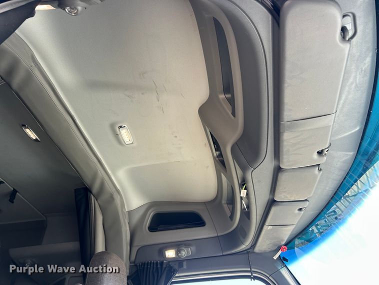 image for item ET6862 2015 Peterbilt 579 semi truck