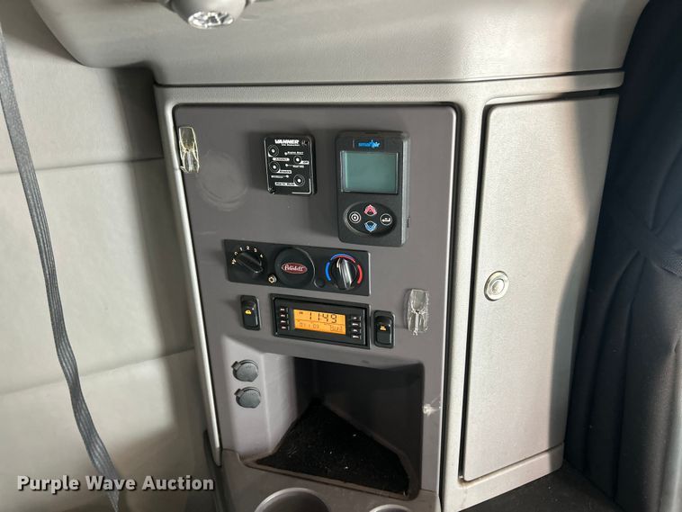 image for item ET6862 2015 Peterbilt 579 semi truck