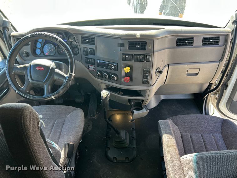 image for item ET6862 2015 Peterbilt 579 semi truck