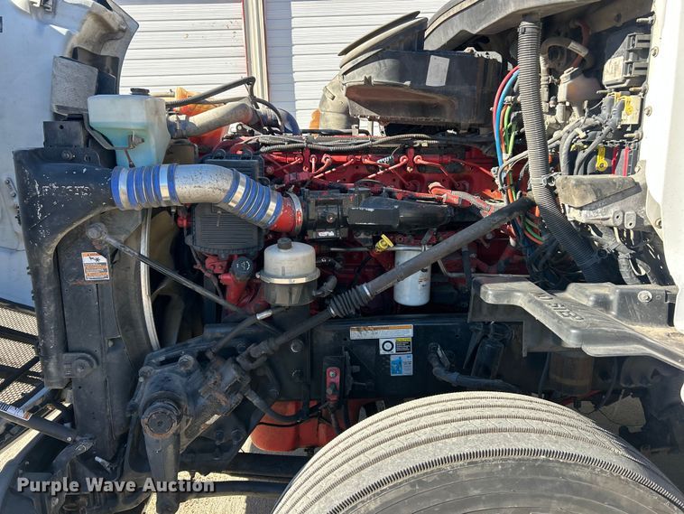 image for item ET6862 2015 Peterbilt 579 semi truck