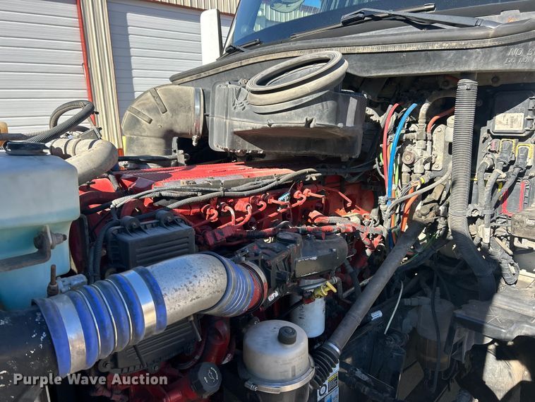 image for item ET6862 2015 Peterbilt 579 semi truck