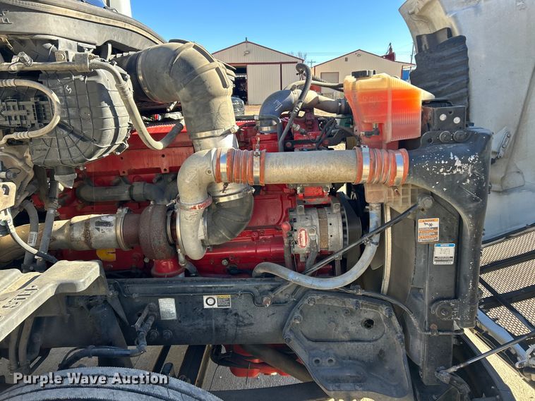 image for item ET6862 2015 Peterbilt 579 semi truck