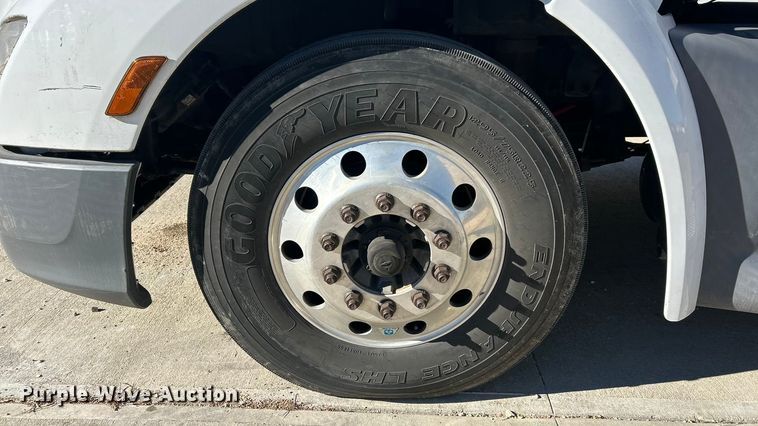 image for item ET6862 2015 Peterbilt 579 semi truck