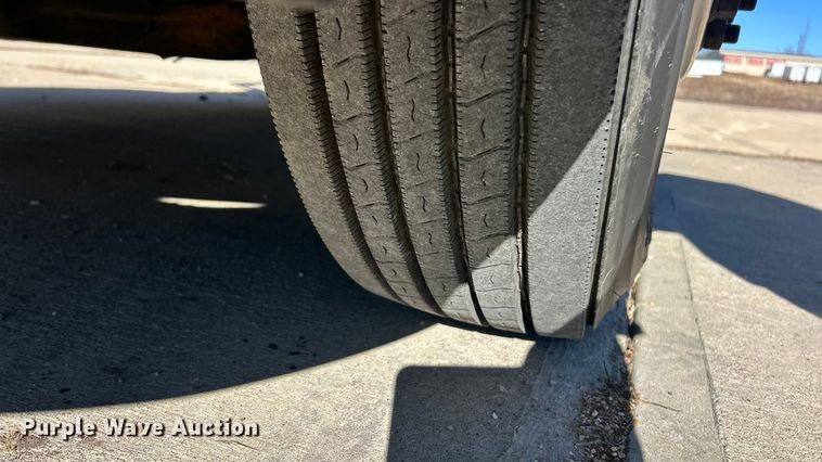 image for item ET6862 2015 Peterbilt 579 semi truck