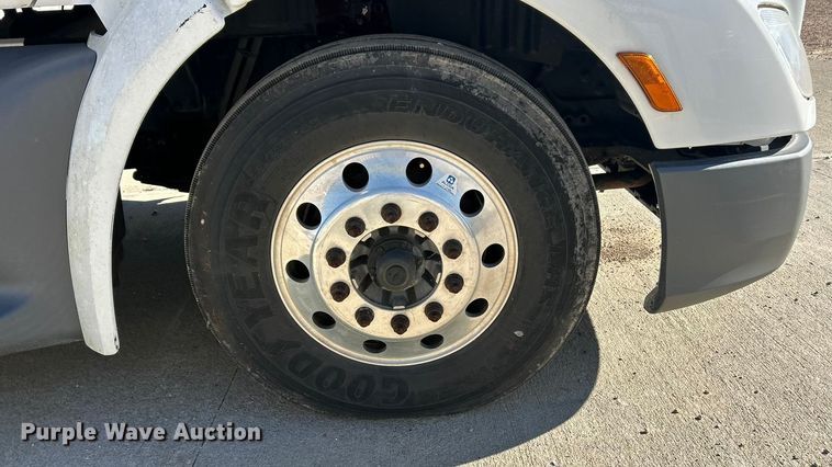 image for item ET6862 2015 Peterbilt 579 semi truck