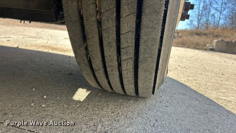 image for item ET6862 2015 Peterbilt 579 semi truck