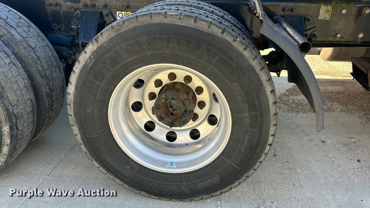 image for item ET6862 2015 Peterbilt 579 semi truck