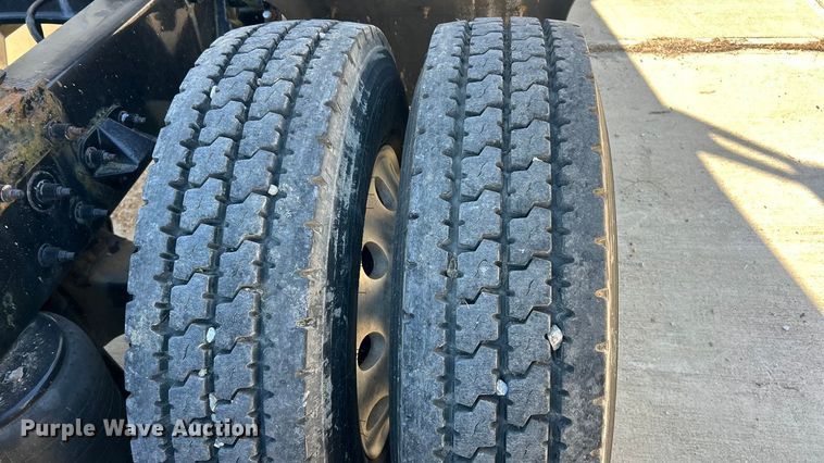 image for item ET6862 2015 Peterbilt 579 semi truck