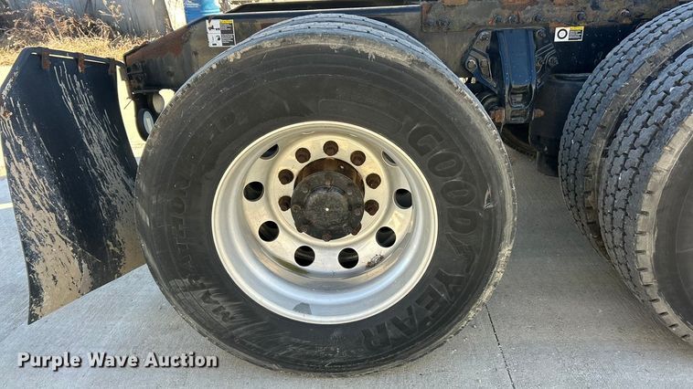 image for item ET6862 2015 Peterbilt 579 semi truck