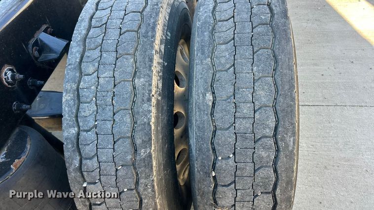 image for item ET6862 2015 Peterbilt 579 semi truck