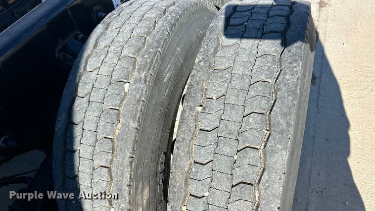 image for item ET6862 2015 Peterbilt 579 semi truck