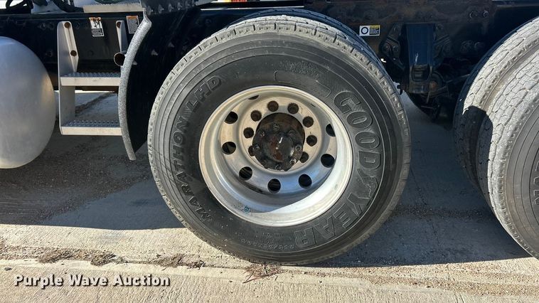 image for item ET6862 2015 Peterbilt 579 semi truck