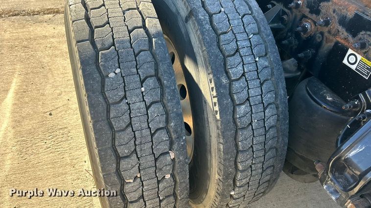 image for item ET6862 2015 Peterbilt 579 semi truck