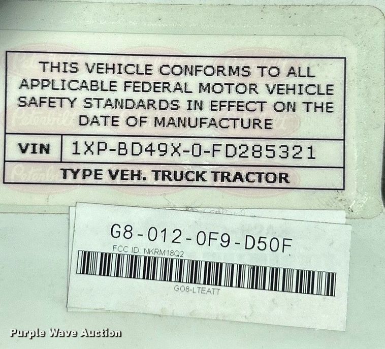 image for item ET6862 2015 Peterbilt 579 semi truck