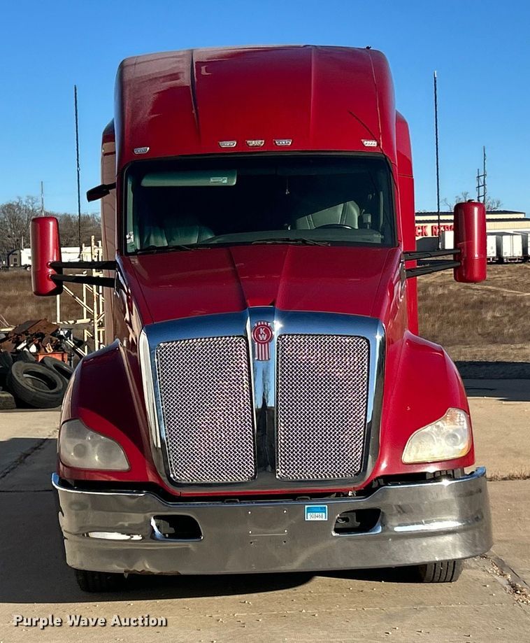 image for item ET6863 2016 Kenworth T680 semi truck
