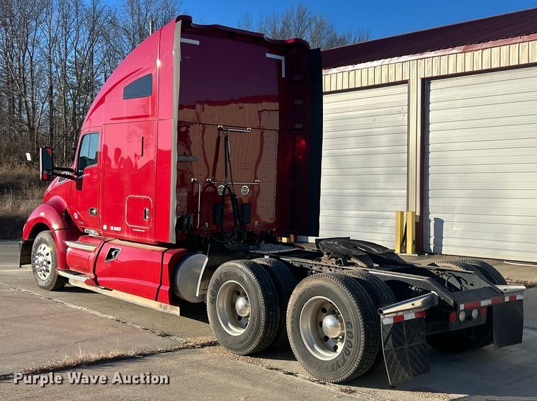 image for item ET6863 2016 Kenworth T680 semi truck
