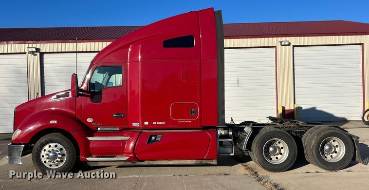 image for item ET6863 2016 Kenworth T680 semi truck