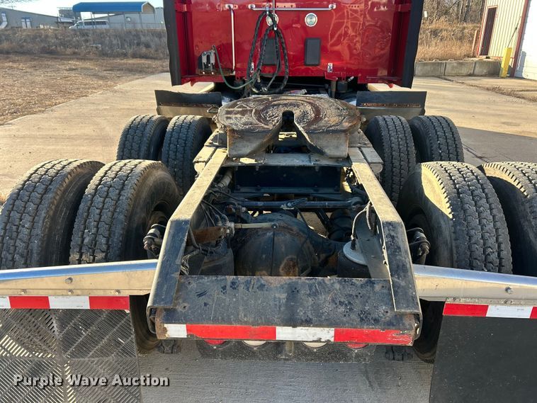 image for item ET6863 2016 Kenworth T680 semi truck