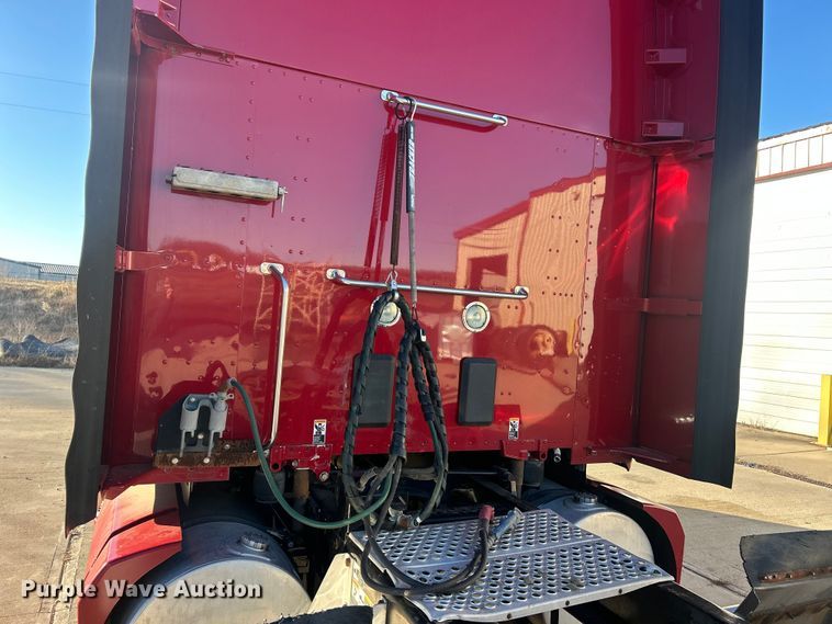 image for item ET6863 2016 Kenworth T680 semi truck