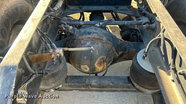 image for item ET6863 2016 Kenworth T680 semi truck