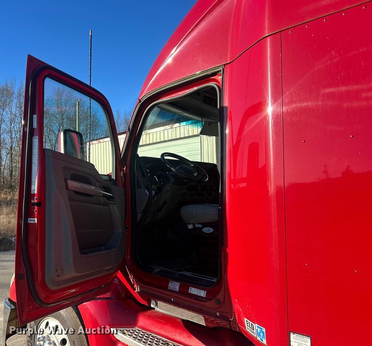 image for item ET6863 2016 Kenworth T680 semi truck