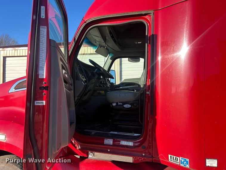 image for item ET6863 2016 Kenworth T680 semi truck