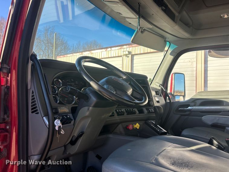 image for item ET6863 2016 Kenworth T680 semi truck