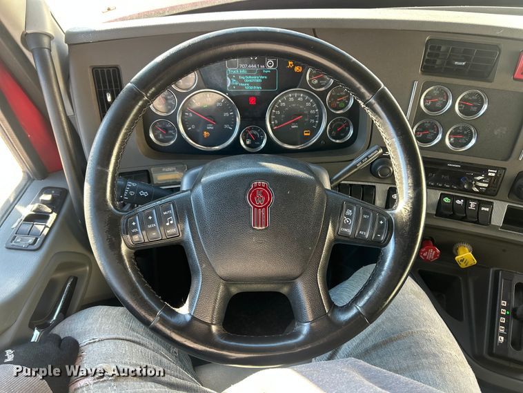 image for item ET6863 2016 Kenworth T680 semi truck