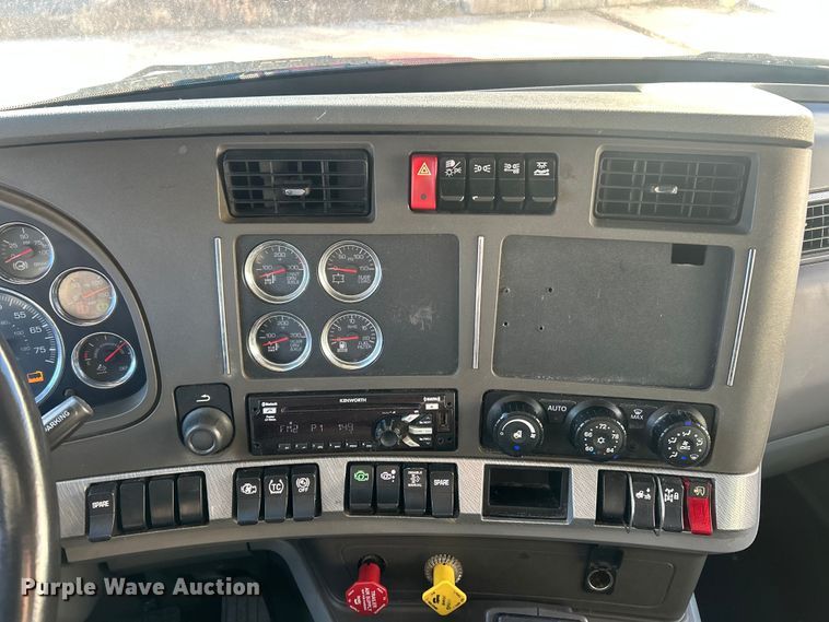 image for item ET6863 2016 Kenworth T680 semi truck