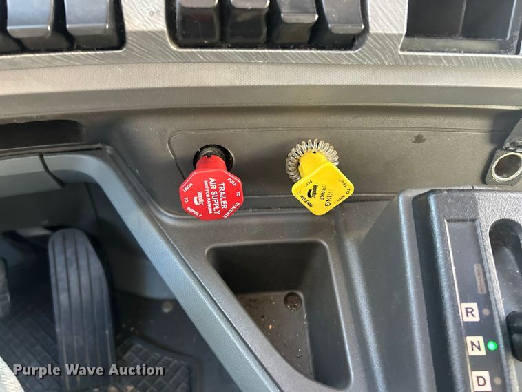 image for item ET6863 2016 Kenworth T680 semi truck