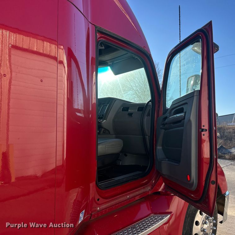 image for item ET6863 2016 Kenworth T680 semi truck