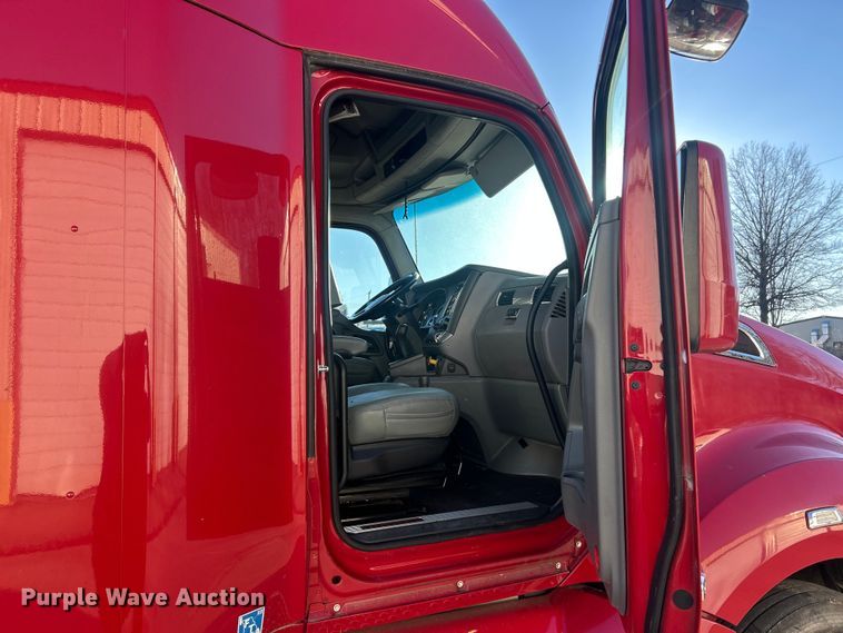 image for item ET6863 2016 Kenworth T680 semi truck