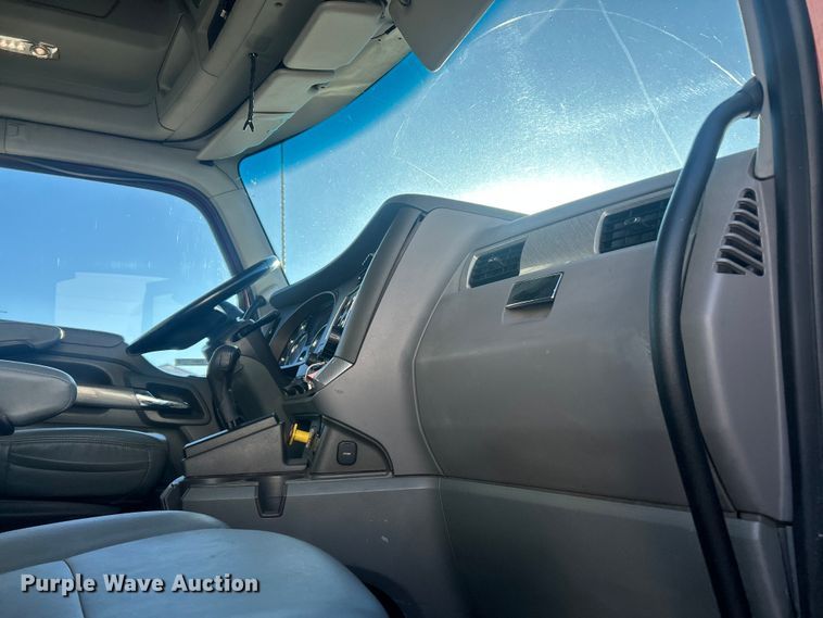 image for item ET6863 2016 Kenworth T680 semi truck