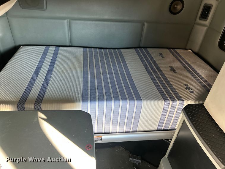 image for item ET6863 2016 Kenworth T680 semi truck