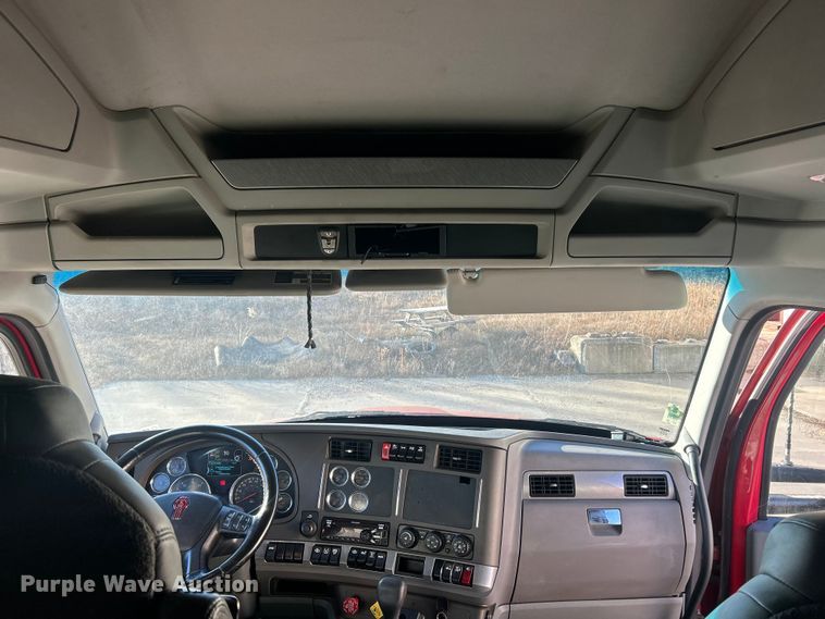 image for item ET6863 2016 Kenworth T680 semi truck